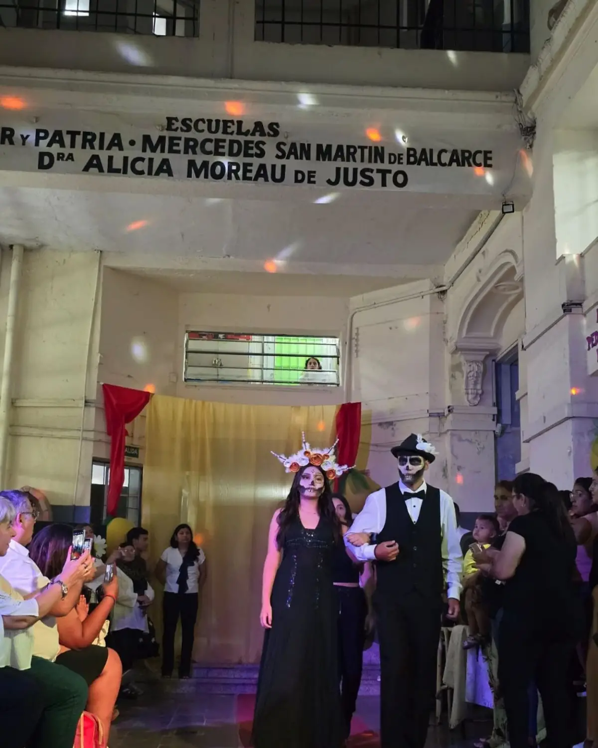 OPORTUNIDAD. Gente de todas las edades se abre camino a nuevos saberes.