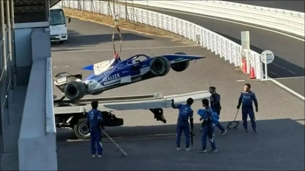 ACCIDENTE. El monoplaza de Jack Doohan terminó contra las defensas en la curva Degner del circuito de Suzuka, durante los ensayos de postemporada de la Súper Fórmula japonesa.