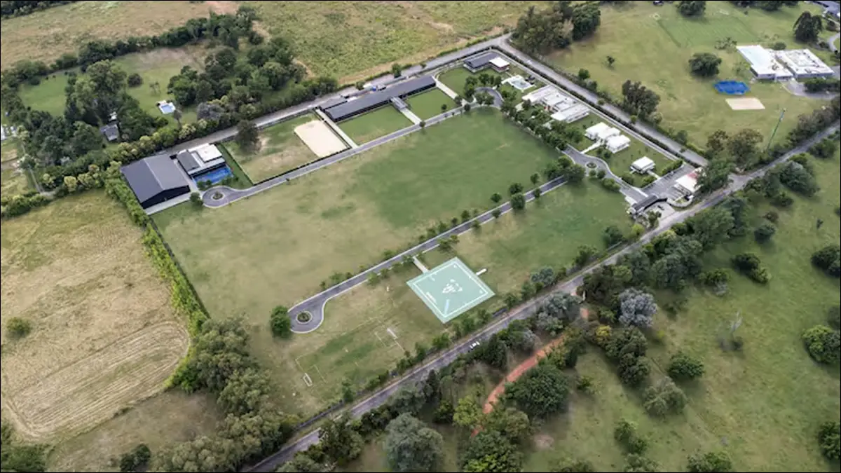 BAJO INVESTIGACIÓN. Vista aérea de la finca de Villa Rosa, en Pilar, donde la Justicia halló autos de lujo en el marco de la causa.