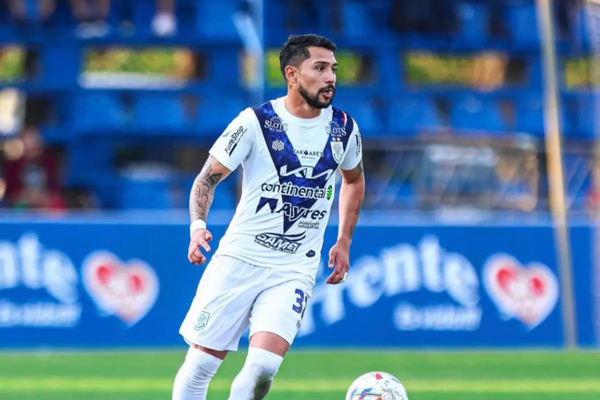 PRESENTE. Víctor Salazar disputó la temporada con la camiseta de Sportivo Ameliano de Paraguay.