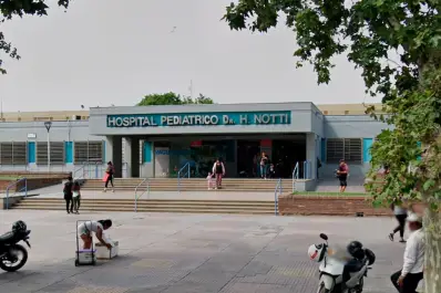 En Mendoza, un hombre atropelló accidentalmente a su hijo de 2 años al dar marcha atrás