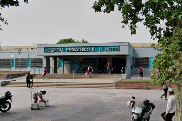 En Mendoza, un hombre atropelló accidentalmente a su hijo de 2 años al dar marcha atrás