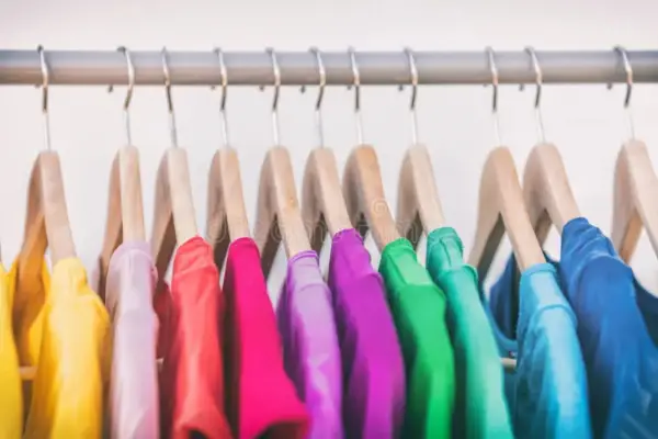 Por qué las personas con baja autoestima recurren a estos tres colores, según la psicología