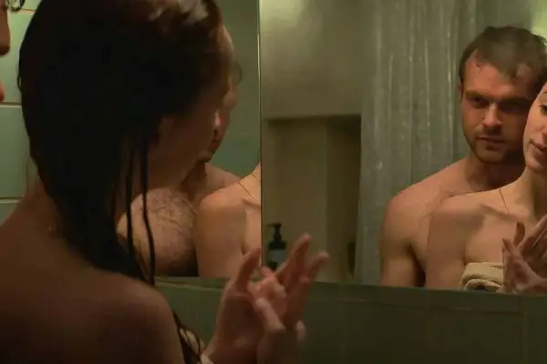 Netflix: el thriller psicológico “subido de tono” con Phoebe Dynevor que causa furor en la plataforma