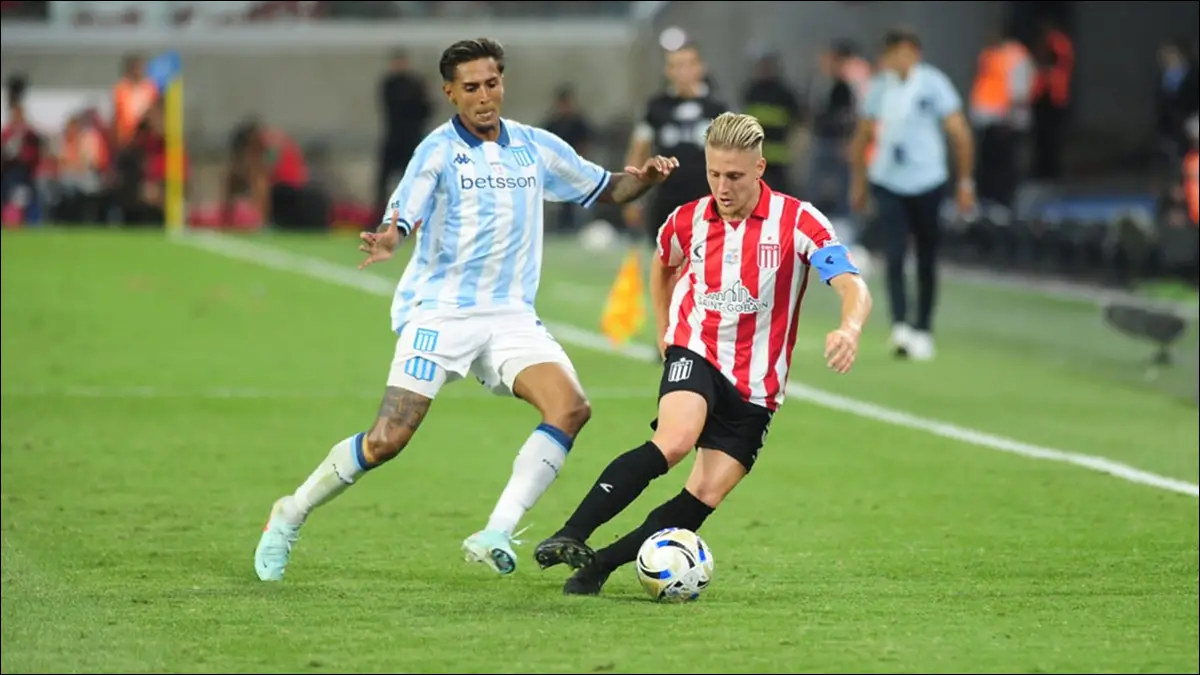 EN JUEGO. Racing y Estudiantes disputan la final del Torneo Clausura 2025 en el estadio Madre de Ciudades, en un encuentro intenso y con mucho ritmo desde el inicio.