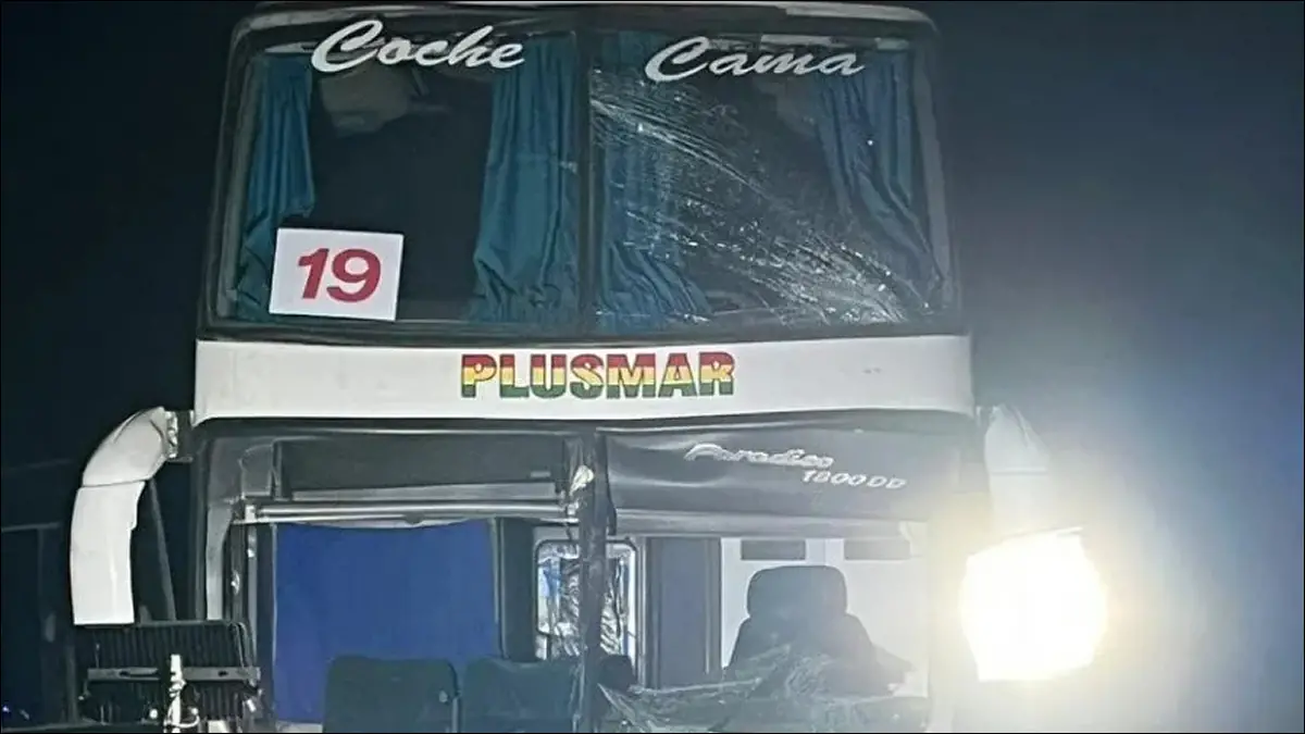 INCIDENTE. Tres micros que trasladaban hinchas de Estudiantes rumbo a Santiago del Estero chocaron en la Ruta 8; hubo heridos leves y el viaje debió interrumpirse de manera momentánea.