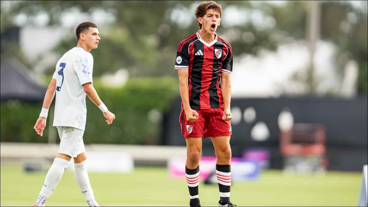 PASO A LA FINAL. Los juveniles de River festejan el triunfo ante Chelsea que los metió en la definición de la Messi Cup, en Miami.