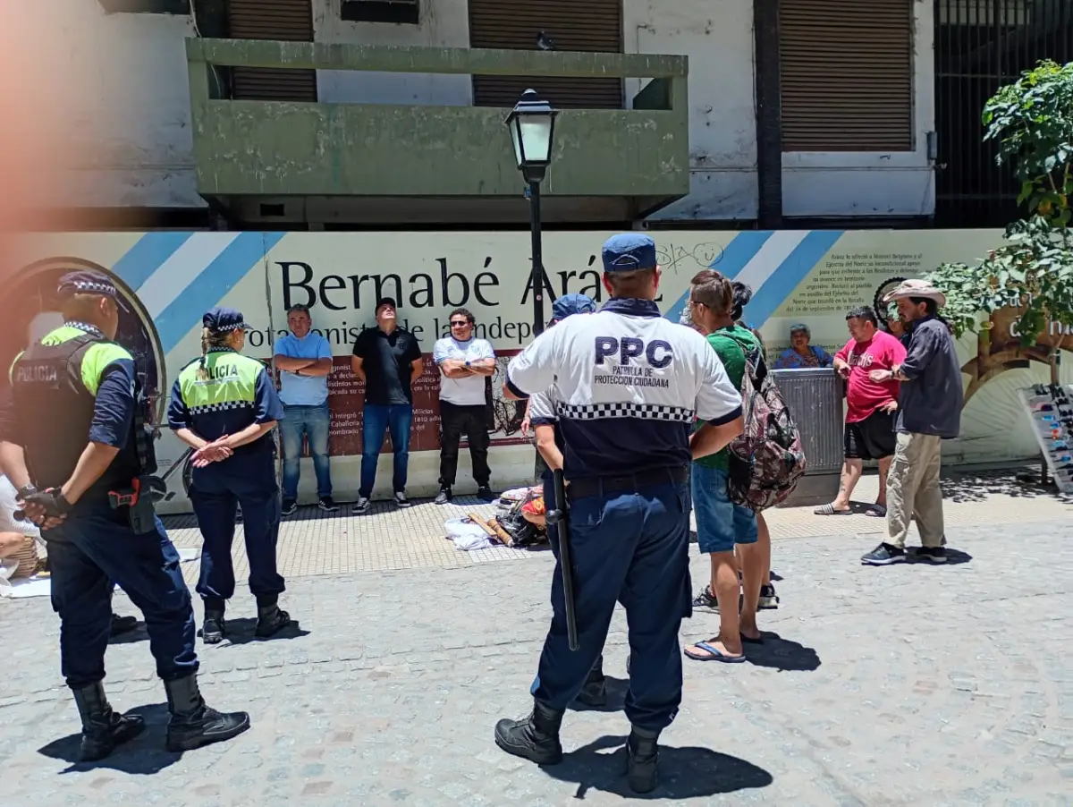 Tensión en Congreso primera cuadra: la Municipalidad ordenó desalojar a los vendedores ambulantes