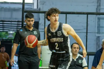 Estudiantes se hizo fuerte en casa y bajó al puntero Salta Basket