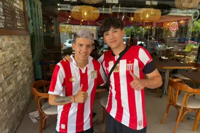 La travesía de dos hinchas de Estudiantes que no se conocían y hoy esperan juntos la final