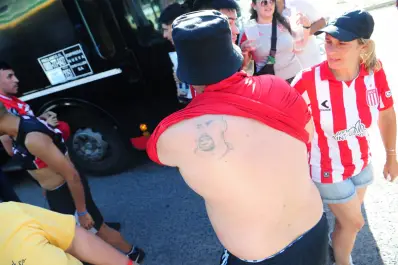 A muerte con la Bruja: el hincha de Estudiantes que llegó en micro y bancó la postura del Pincha frente a la AFA