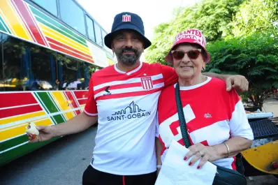 Reclamos en la ruta y bronca en destino: una madre de 76 años y su hijo denunciaron malos tratos en el viaje de Estudiantes a Santiago