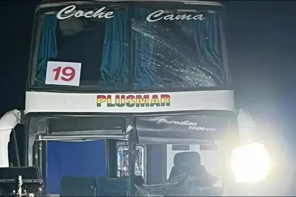 Susto en la previa de la final del Clausura 2025: chocaron tres micros de hinchas de Estudiantes y Verón apuntó contra la sede