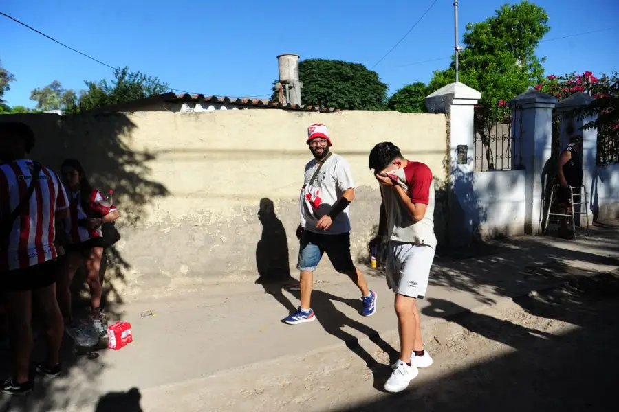 A muerte con la Bruja: el hincha de Estudiantes que llegó en micro y bancó la postura del Pincha frente a la AFA