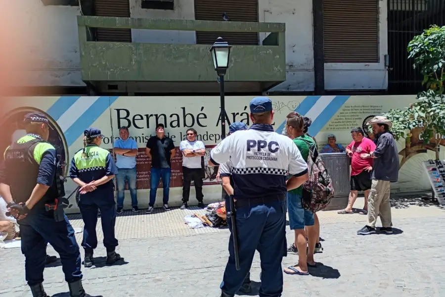 Tensión en Congreso primera cuadra: la Municipalidad ordenó desalojar a los vendedores ambulantes