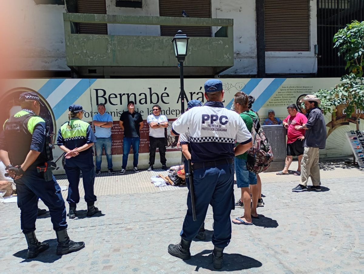 Tensión en Congreso primera cuadra: la Municipalidad ordenó desalojar a los vendedores ambulantes