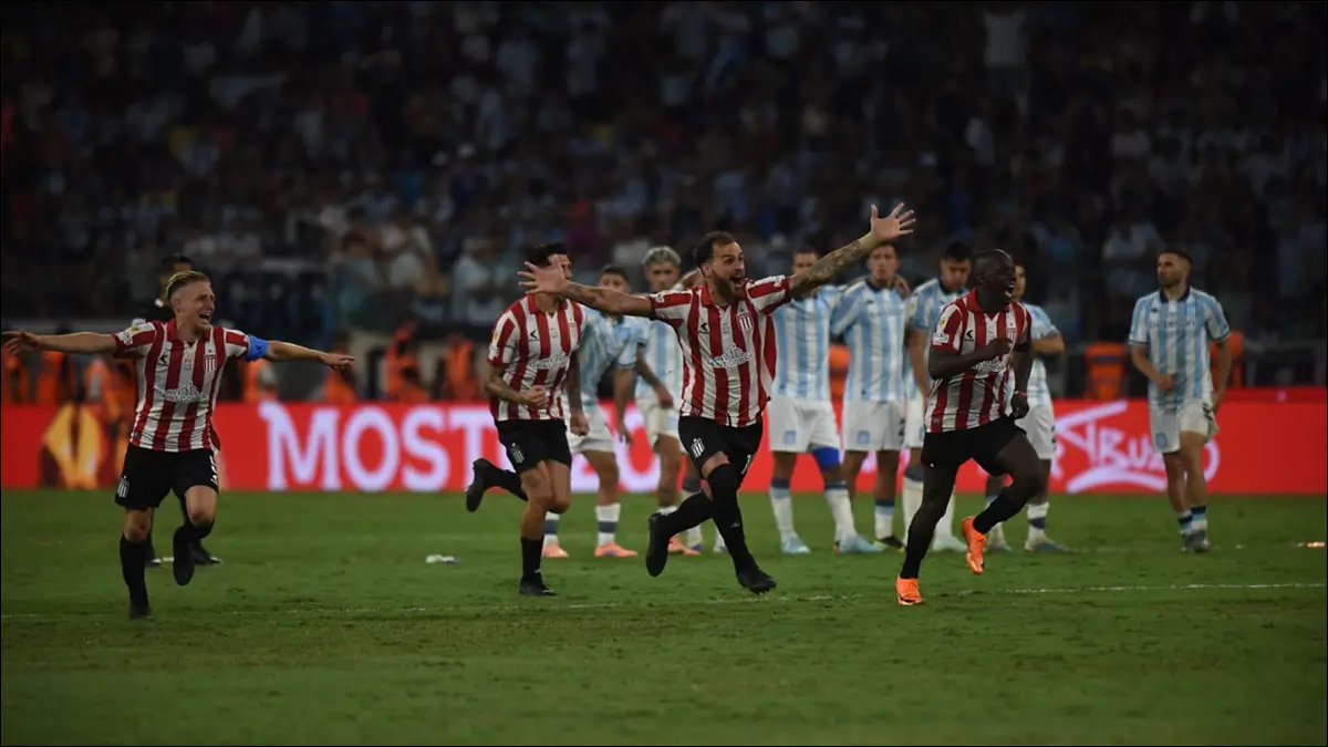 CAMPEÓN. Estudiantes celebró el título del Torneo Clausura 2025 en Santiago del Estero, una consagración que suma prestigio deportivo y le asegura la clasificación a la próxima Copa Libertadores.