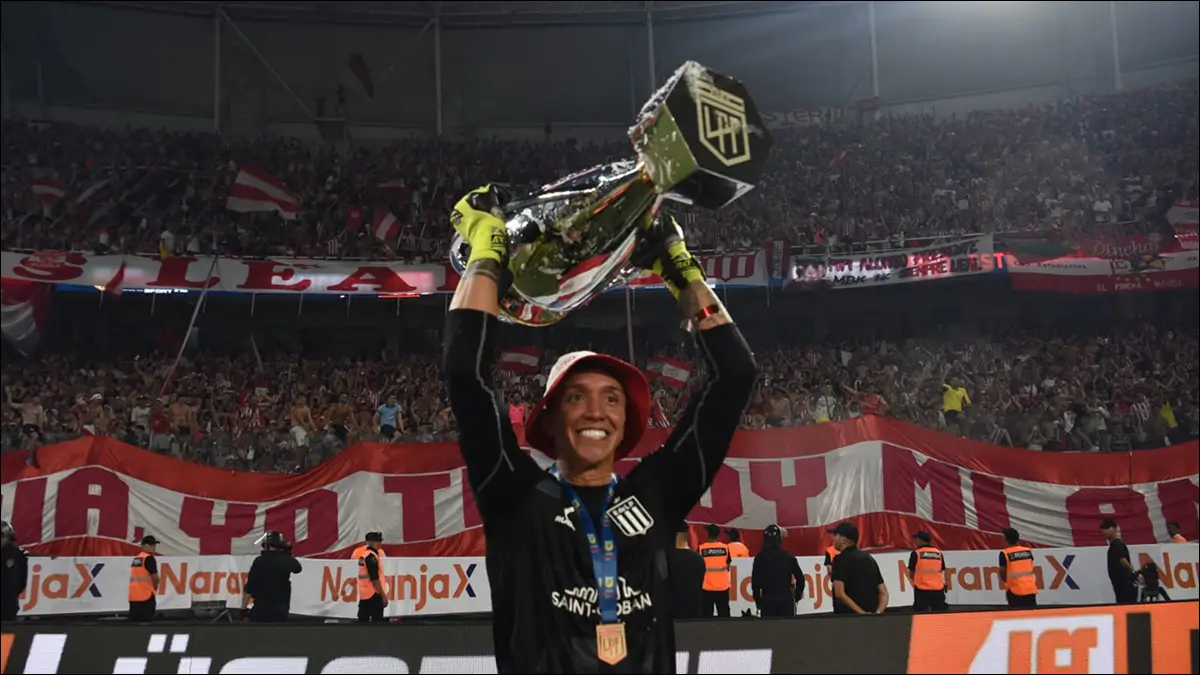 CLAVE. Fernando Muslera respondió en los momentos decisivos y fue una de las figuras de la final entre Estudiantes y Racing en Santiago del Estero.