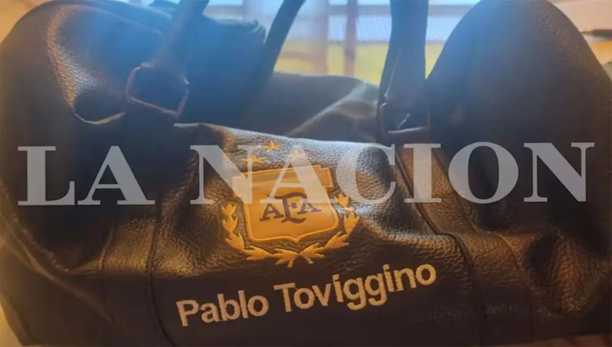 EL BOLSO. De cuero y con las inscripciones bordadas, sería una evidencia simbólica de la relación de Toviggino con los propietarios de la mansión de Pilar.