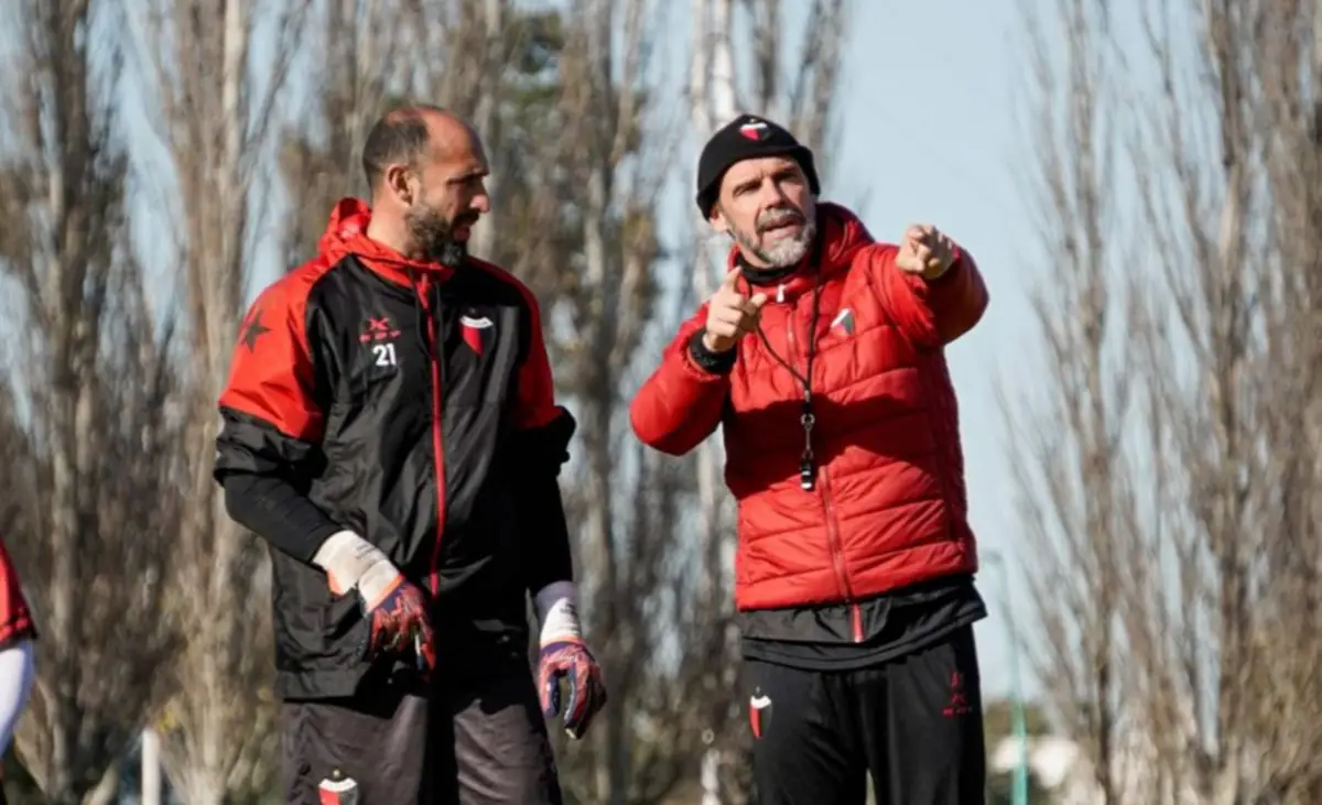 PASADO. Yllana (a la derecha) viene de dirigir en Colón de Santa Fe.