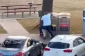 Video: el momento exacto en el que un civil le quitó el arma al atacante de Bondi Beach