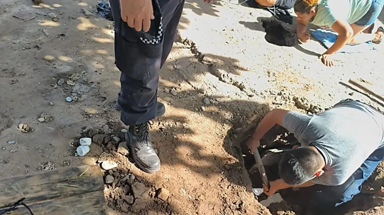 LOS DOS POZOS. La madre junto al primero, hablándole a David.