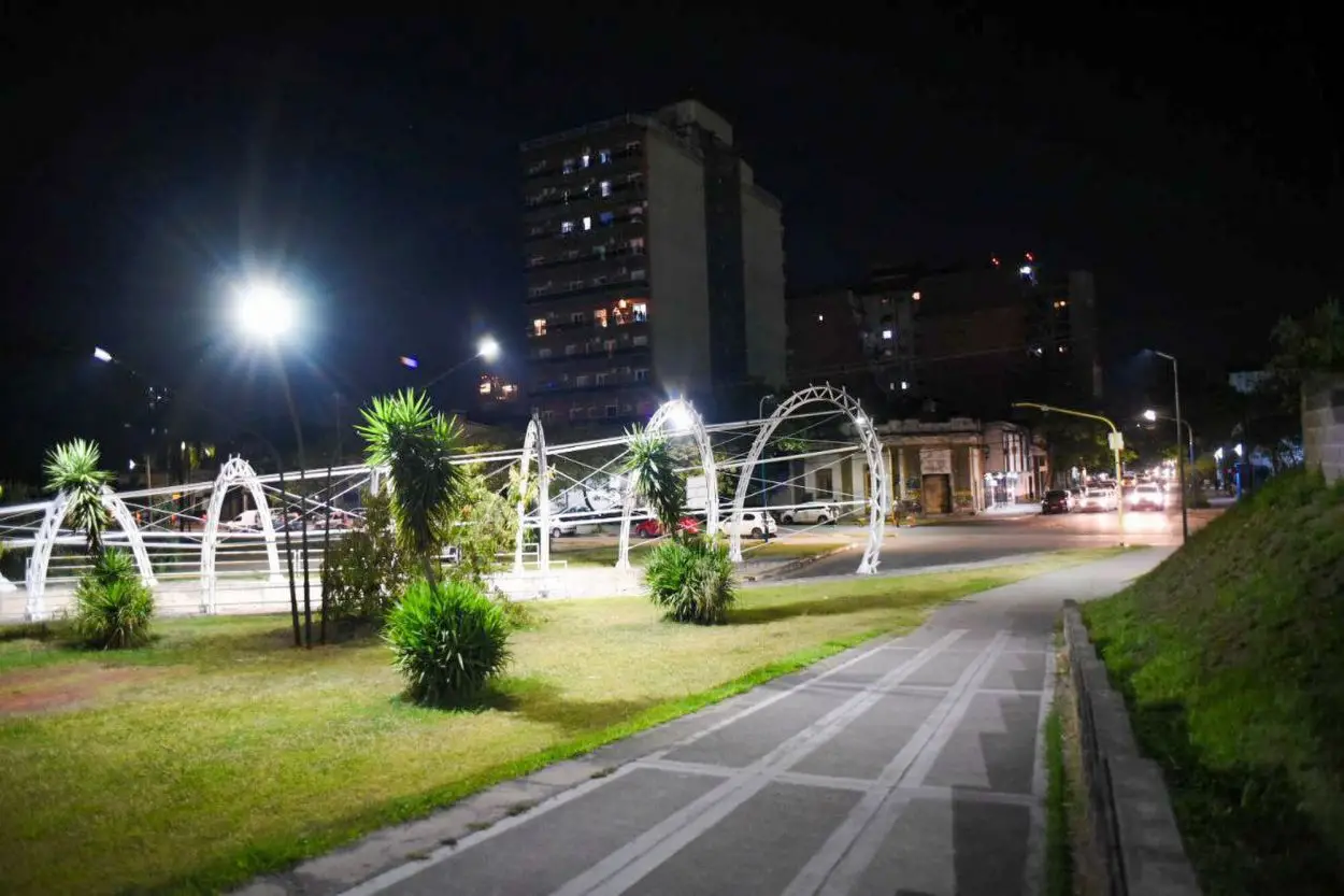 EN LOS ALREDEDORES. Esta semana se habilitó el nuevo sistema de luces.