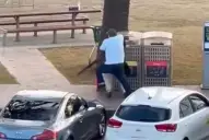 Video: el momento exacto en el que un civil le quitó el arma al atacante de Bondi Beach