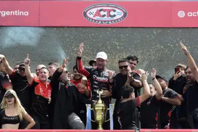 Agustín Canapino alcanzó la triple corona y firmó un año histórico en el automovilismo argentino