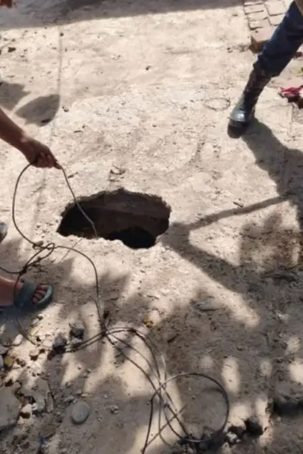 LA ROTURA. Por ahí se cayó el pequeño David.