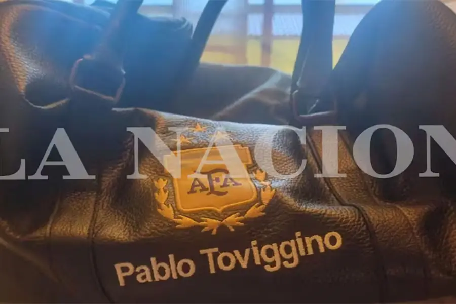 EL BOLSO. De cuero y con las inscripciones bordadas, sería una evidencia simbólica de la relación de Toviggino con los propietarios de la mansión de Pilar.