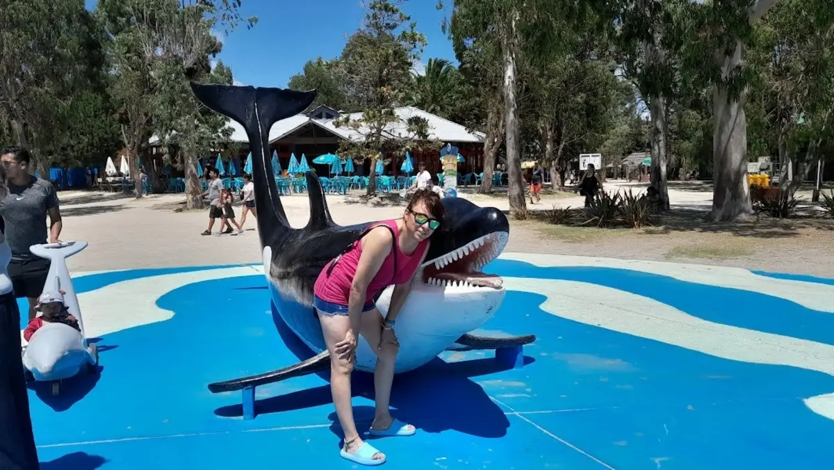EN MUNDO MARINO. Vanina Arnedo, de 45 años posa junto a la estatua de una orca en el parque temático.