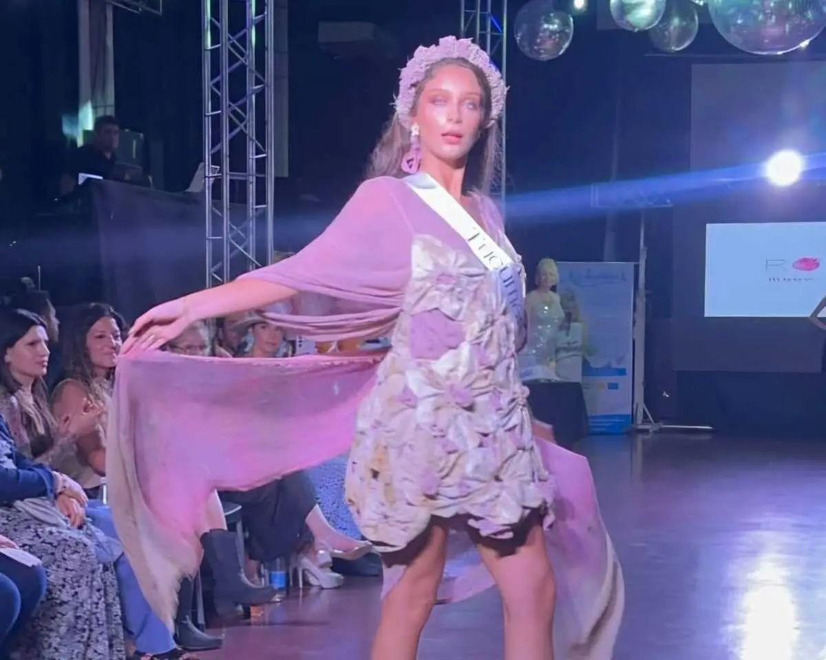 TRAJE TÍPICO. Boydo durante una de las pasadas. Lleva un traje inspirado en los lapachos tucumanos.