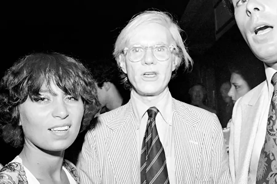 ICONO. Fue parte del círculo de Andy Warhol y hoy se volvió viral entrevistando a jóvenes en Nueva York / FEATURE SHOOT