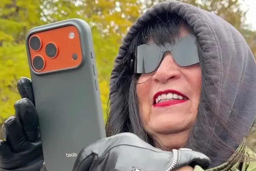 INFLUENCER TARDÍA. Judi Jupiter, 76 años y más de 600 mil seguidores, encuentra estilo y alma entre jóvenes. / NYT