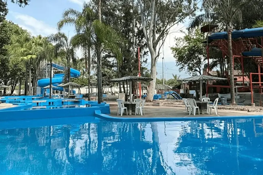 REFRESCO. La Rinconada, en Yerba Buena, combina piletas, toboganes y un ambiente joven que la convierte en una de las propuestas más concurridas de la temporada. / INSTAGRAM @toboganesacuaticos_larinconada