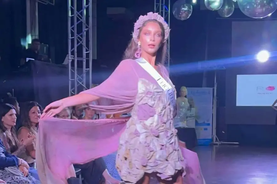 TRAJE TÍPICO. Boydo durante una de las pasadas. Lleva un traje inspirado en los lapachos tucumanos.