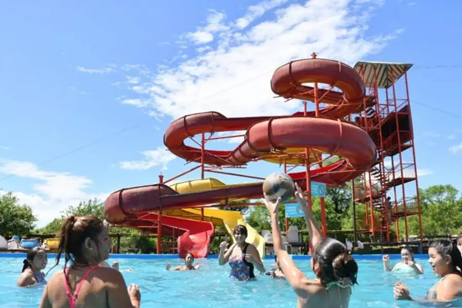 VERANO. Aquadillal, en El Cadillal, es una de las opciones más elegidas: piletas, toboganes y espacios para pasar el día entero a pocos kilómetros de la capital. / INSTAGRAM @aquadillal.parqueacuatico.tuc