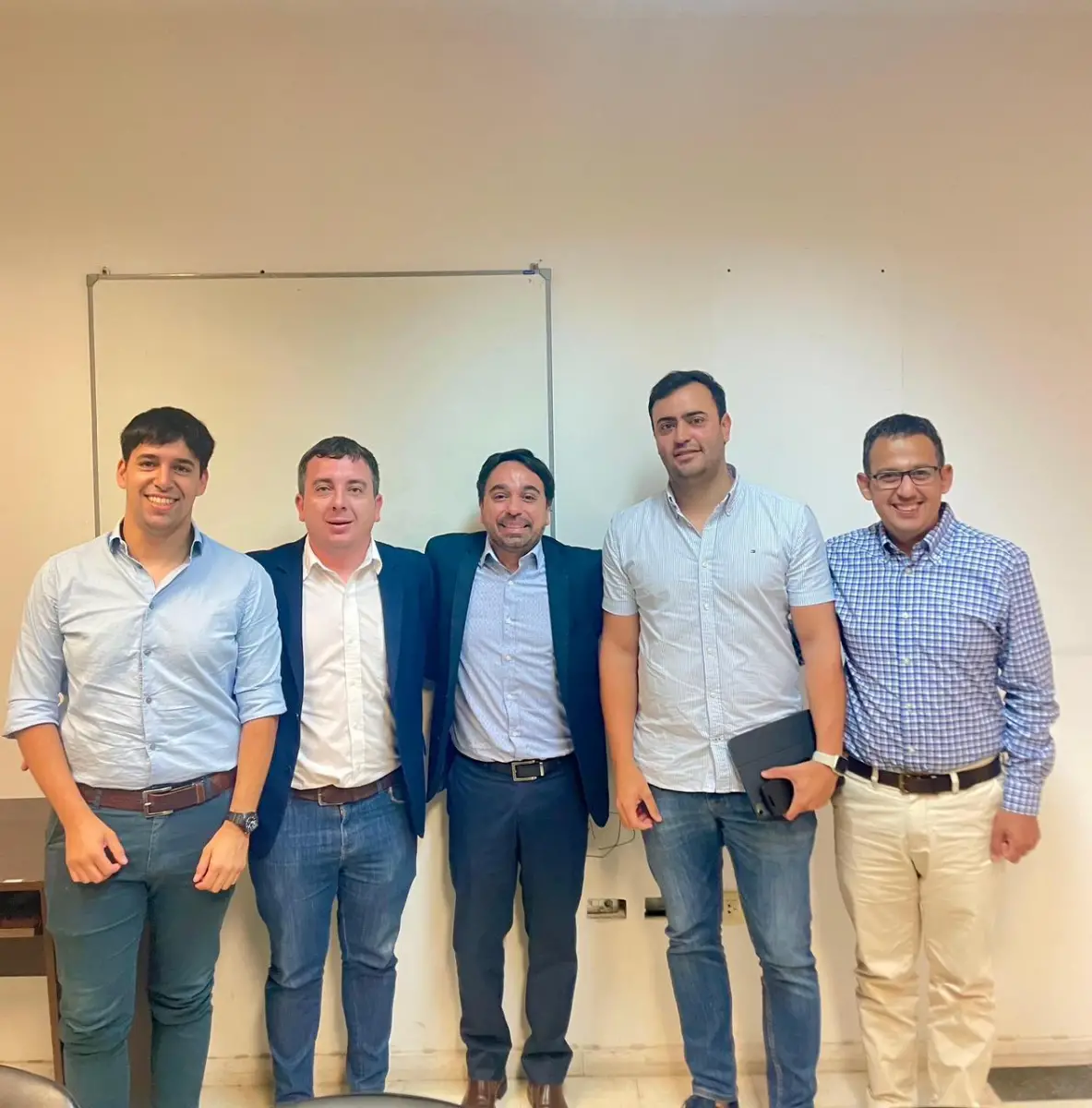 EN PRIMER PLANO. De izquierda a derecha, el licenciado Gerónimo Mirkin, el subsecretario de Deportes de la provincia Maximiliano Germán, el doctor Martín Viola secretario de Energía de Tucumán, el doctor Carlos María Yolde y el arquitecto Marcos Cossio.