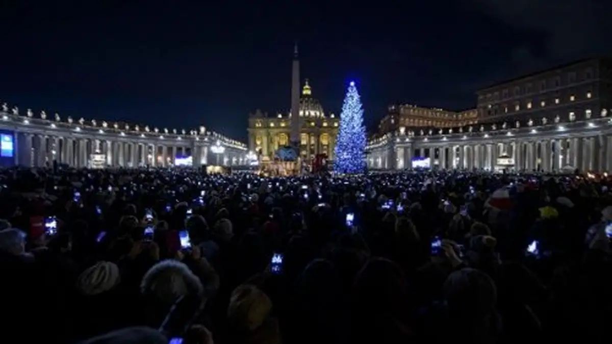 Cientos de personas estuvieron presentes en la iluminación del árbol de Navidad del Vaticano.