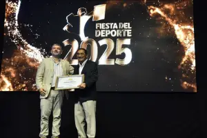 Roberto Albornoz, el guardián de la memoria deportiva, fue distinguido por su trayectoria en la Fiesta del Deporte 2025