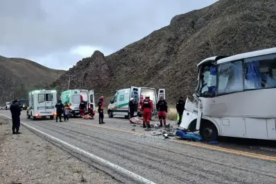 Chocaron un camión y un colectivo en Jujuy: murió una persona y otras 20 resultaron heridas