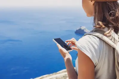 Cómo financiarse desde el celular en las vacaciones en Brasil o en Uruguay