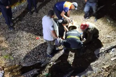 Rescatan a una adolescente tras caer desde el puente de Sarmiento y Catamarca