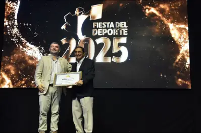 Roberto Albornoz, el guardián de la memoria deportiva, fue distinguido por su trayectoria en la Fiesta del Deporte 2025