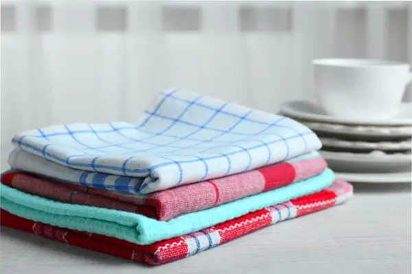 Repasadores como nuevos: el sencillo truco viral para blanquearlos y darles una segunda vida