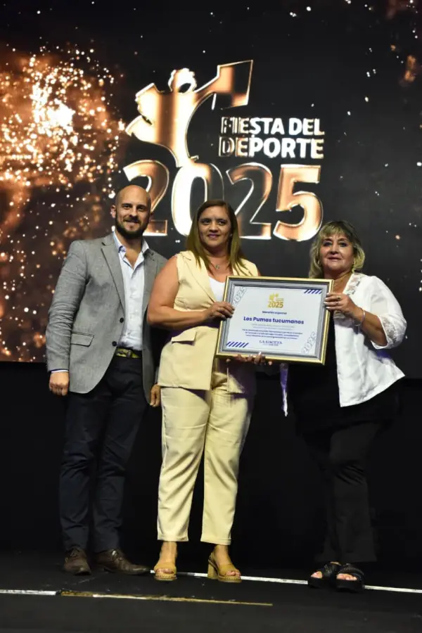 EMOCIÓN. Sofía Coria Marchetti y Delfina Gallo recibieron la mención especial en honor a los Pumas tucumanos.
