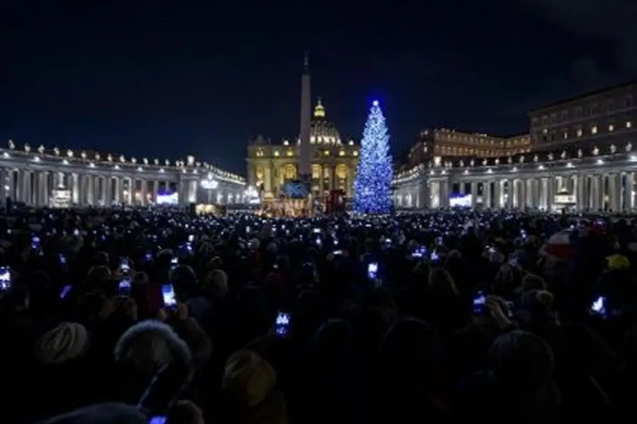 Cientos de personas estuvieron presentes en la iluminación del árbol de Navidad del Vaticano.