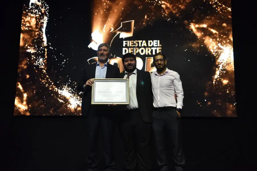 PROEZA. Los nadadores de Aguas Abiertas Javier Fernández Figueroa y Leonardo Broczkowski fueron homenajeados por cruzar el Río de la Plata, una travesía que duró más de 17 horas.