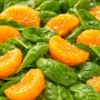 Por qué recomiendan mezclar espinaca con mandarina y cuáles son sus beneficios nutricionales